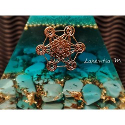 Orgonite - Pyramide en résine, billes de verre, paillettes, turquoises