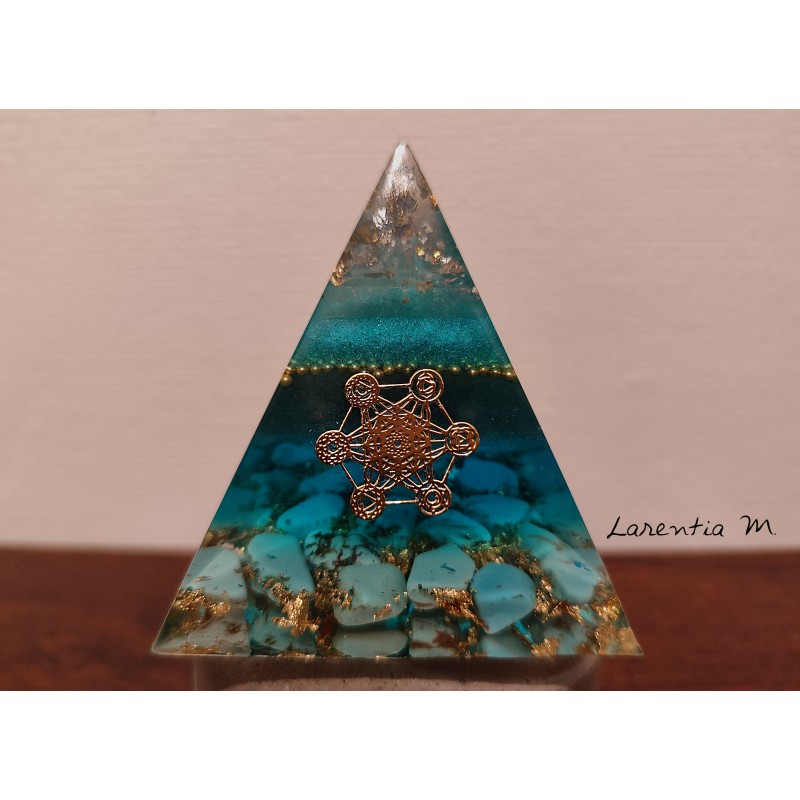 Orgonite - Pyramide en résine, billes de verre, paillettes, turquoises