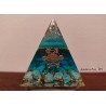 Orgonite - Pyramide en résine, billes de verre, paillettes, turquoises