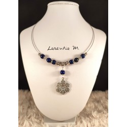 Collier ras de cou avec perles en Lapis Lazuli et pendentif fleur filigrane argenté
