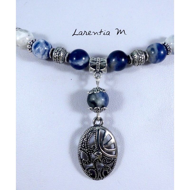 Collier ras de cou avec perles de Sodalite et pendentif filigrane argenté Collier ras de cou avec perles de Sodalite et pendentif filigrane argenté
