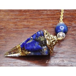 Pendule en résine avec Lapis Lazuli naturel et fil de métal. Chaîne plaqué or