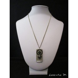 Collier pendentif avec perles cristal Swarovski noire, anneau et coeur argent sur socle de béton