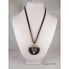 Collier pendentif argenté "Coeur" avec perles Swarovski sur socle de béton rond peint noir