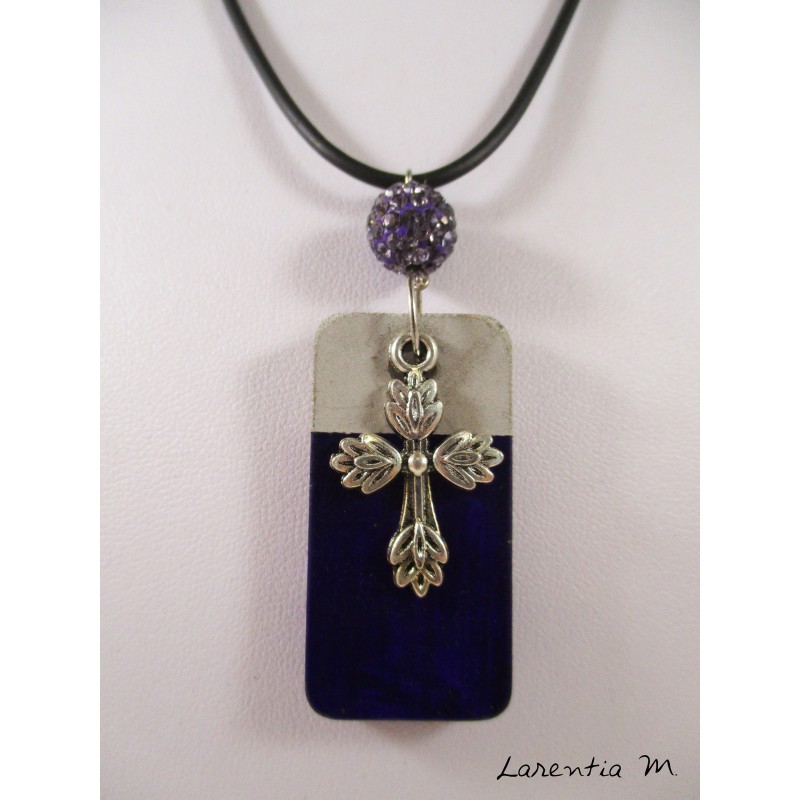 Collier pendentif "Croix" avec perle violette sur socle de béton rectangle peint violet