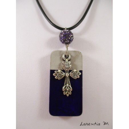 Collier pendentif "Croix" avec perle violette sur socle de béton rectangle peint violet
