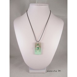 Collier pendentif "Carré" avec 3 perles vertes sur socle de béton rectangle peint vert