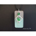 Collier pendentif "Carré" avec 3 perles vertes sur socle de béton rectangle peint vert