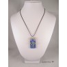 Collier pendentif "Noeud" avec perle Swarovski bleue sur socle de béton rectangle peint bleu