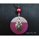 Collier pendentif argenté "Goutte" avec perle cirée fuschia sur socle de béton rond peint fuschia