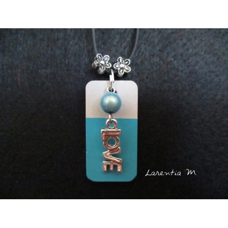 Collier pendentif "Love" avec perle bleue sur socle de béton rectangle peint turquoise