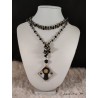 Sautoir en perles de cristal de Bohême noires et or, pendentif en résine avec dentelle et strass, emaux - 65 cm