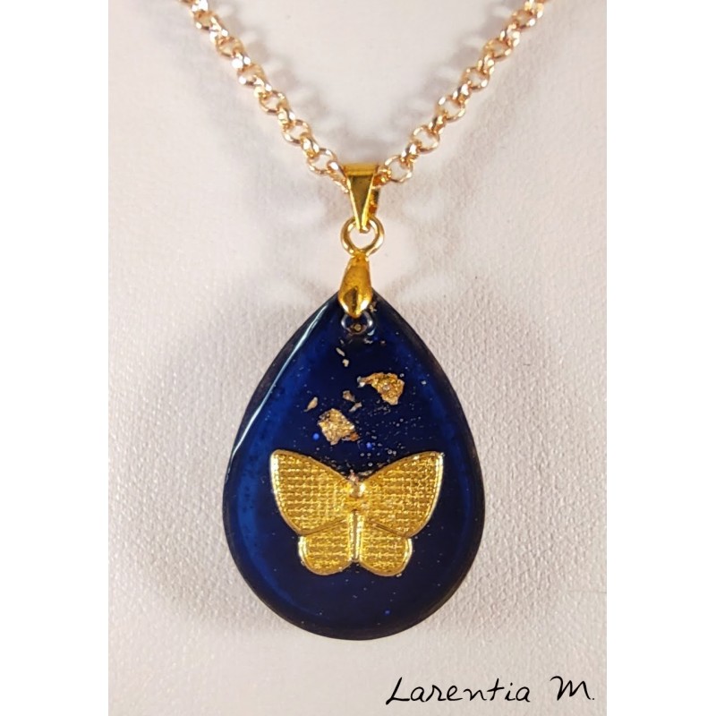 Collier pendentif goutte résine bleue, papillon et feuille dorée, chaîne dorée