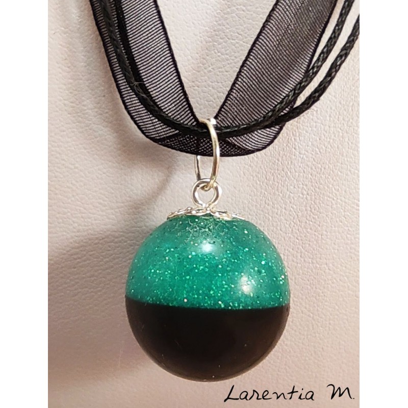 Collier pendentif sphère résine noire et paillettes vertes, monté sur ruban