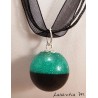 Collier pendentif sphère résine noire et paillettes vertes, monté sur ruban