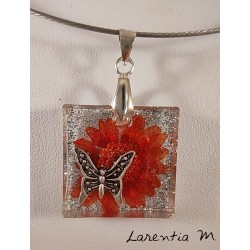 Collier pendentif résine pailletée fleur rouge papillon argenté, ras de cou argenté