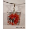 Collier pendentif résine pailletée fleur rouge papillon argenté, ras de cou argenté