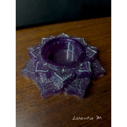 Bougeoir en résine en forme de fleur de lotus, violet avec des paillettes.