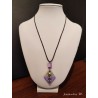 Collier pendentif "Chat" avec perle grise sur socle de béton losange peint violet