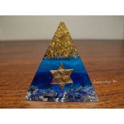 Orgonite - Pyramide 3 pans en résine, feuilles métal or, paillettes bleues, pierres naturelles Lapis Lazuli