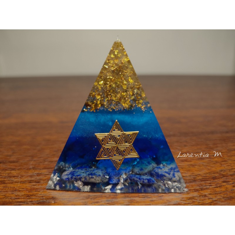 Orgonite - 3-sided pyramid in resin, gold metal leaves, blue glitter, natural Lapis Lazuli stones Orgonite - 3-sided pyramid in resin, gold metal leaves, blue glitter, natural Lapis Lazuli stones