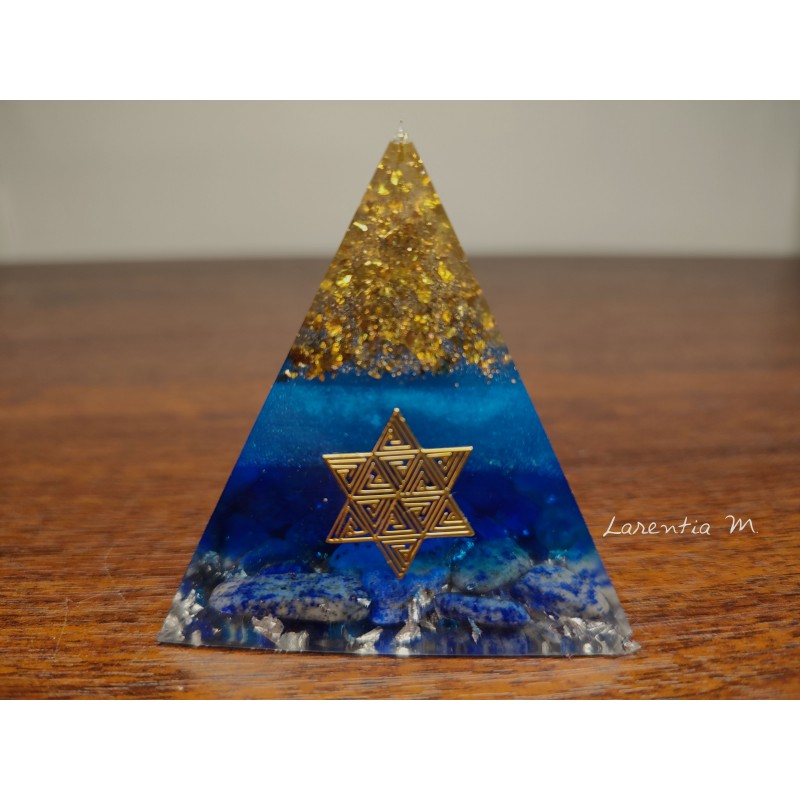 Orgonite - Pyramide 3 pans en résine, feuilles métal or, paillettes bleues, pierres naturelles Lapis Lazuli