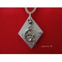 Collier pendentif "Fée" avec perle grise sur socle de béton losange décoré argent