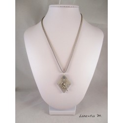 Collier pendentif "Fée" avec perle grise sur socle de béton losange décoré argent