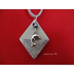 Collier pendentif "Dauphin" avec perle grise sur socle de béton losange décoré argent