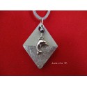 Collier pendentif "Dauphin" avec perle grise sur socle de béton losange décoré argent
