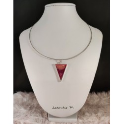 Collier pendentif résine paillettes fuchsia-rose, sur ras de cou rigide argenté