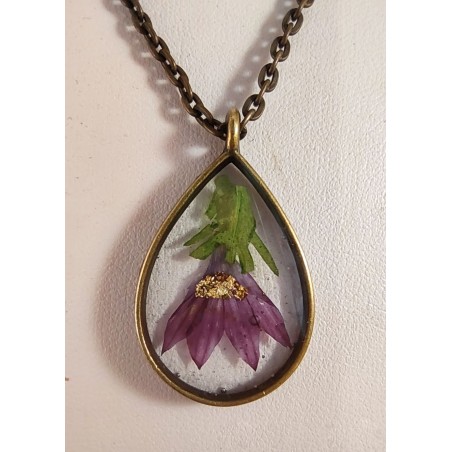 Collier pendentif bronze avec inclusion résine fleur violette, chaîne antique
