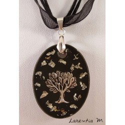 Collier pendentif résine noire avec arbre de vie argenté et feuille métal argent, ruban organza noir