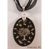Collier pendentif résine noire avec arbre de vie argenté et feuille métal argent, ruban organza noir