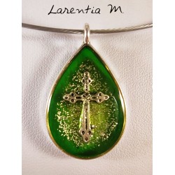 Collier pendentif argenté, inclusion résine avec croix argentée, fond vert et paillettes argent. Ras de cou fil métal argenté.