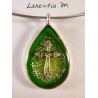 Collier pendentif argenté, inclusion résine avec croix argentée, fond vert et paillettes argent. Ras de cou fil métal argenté.