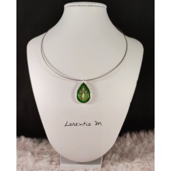 Collier pendentif argenté, inclusion résine avec croix argentée, fond vert et paillettes argent. Ras de cou fil métal argenté.