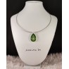 Collier pendentif argenté, inclusion résine avec croix argentée, fond vert et paillettes argent. Ras de cou fil métal argenté.