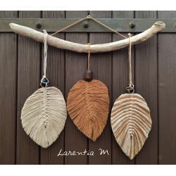 Driftwood suspension and 3 leaves in beige and brown macramé