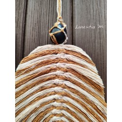 Driftwood suspension and 3 leaves in beige and brown macramé