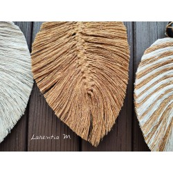 Driftwood suspension and 3 leaves in beige and brown macramé