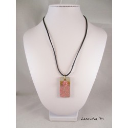 Collier pendentif perle Shamballa rose sur socle de béton rectangle décoré pailleté rose et feuille métal doré