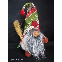 Lutin barbu sur ses sabots, avec balai et panier (Gnome en chaussette avec bonnet 20x10cm)