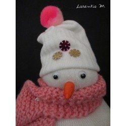 Bonhomme de neige en chaussette remplie de riz, écharpe tricotée rose