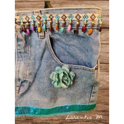 Sac en jean ruban de perles multicolores, ruban pailleté turquoise et rose en tissu, anses en faux cuir.