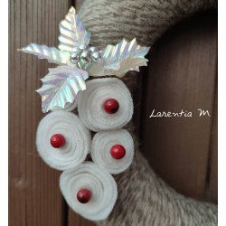 Couronne de Noël en polystyrène recouverte de laine grise et beige, roses blanches en feutrine, grand renne