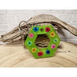 Porte-clés Hexagone en résine verte remplie de fleurs séchées multicolores, attache acier
