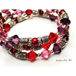 Bracelet 3 rangs en perles de cristal de Swarovski, rouges, roses et violettes. Métal mémoire de forme