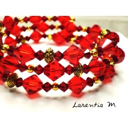 Bracelet 3 rangs en perles de cristal de Swarovski, rouge clair et foncé, perles cirées dorées. Métal mémoire de for