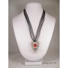 Collier, pendentif "Coeur" argent avec perle shamballa rouge sur socle de béton coeur avec bas argenté